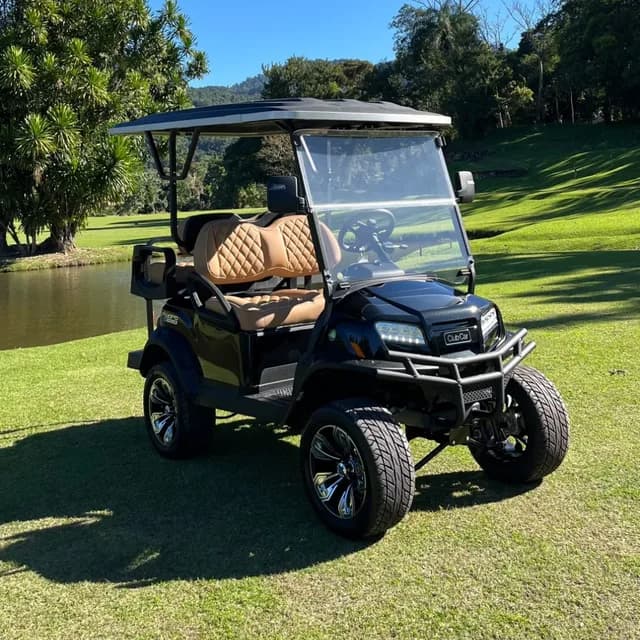 Club Car Onward Lifted 4 no gramado