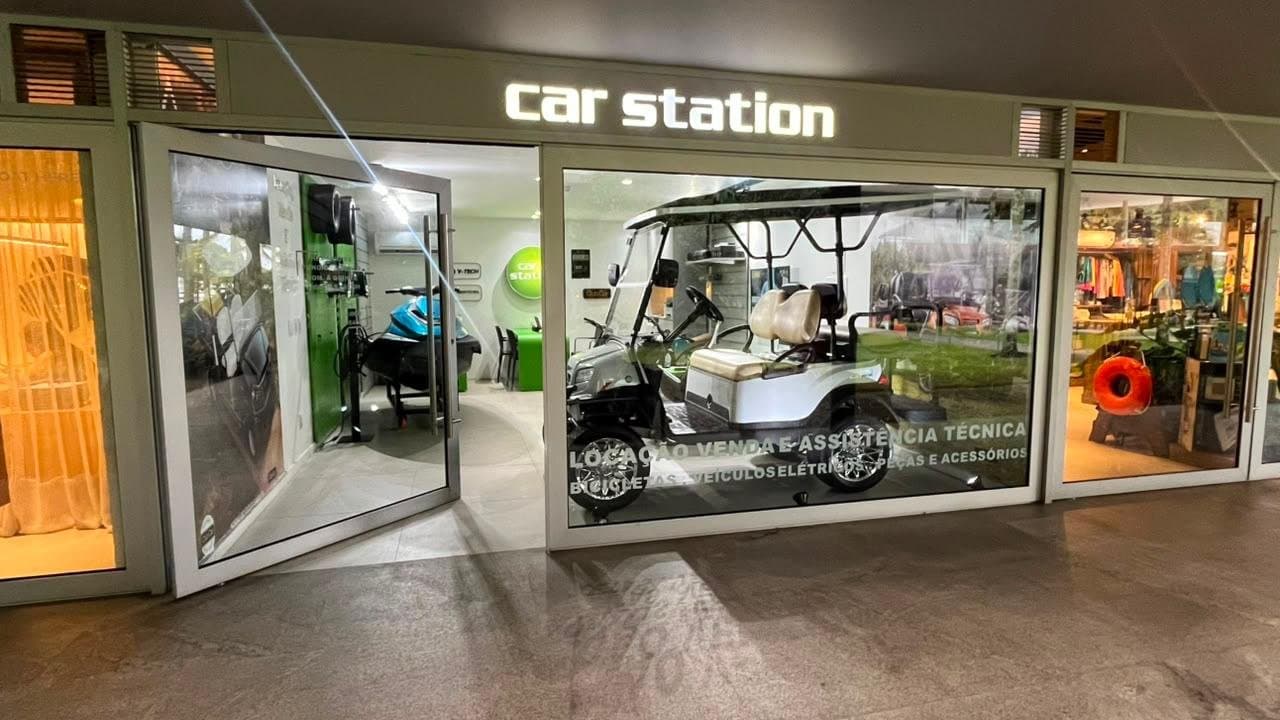 Fachada da loja Car Station em Porto Frade, com vitrine de vidro e carrinho elétrico em exposição