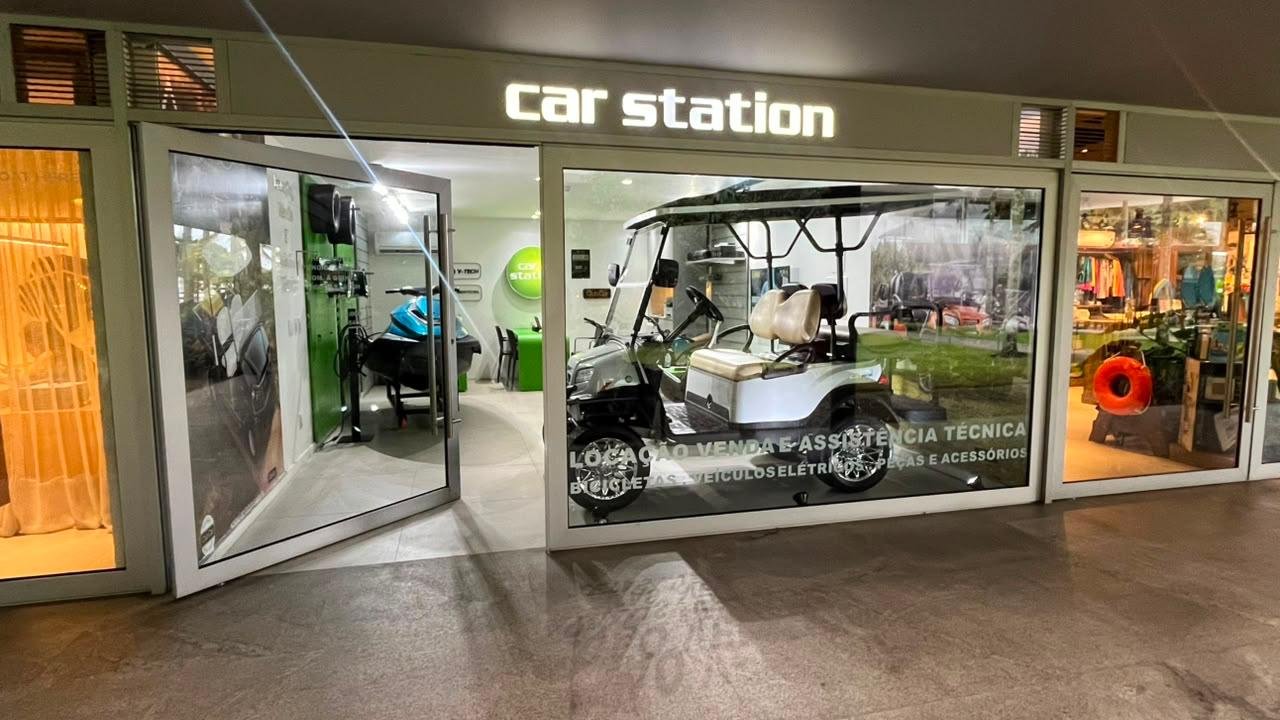 Fachada da loja Car Station em Porto Frade, com vitrine de vidro e carrinho elétrico em exposição